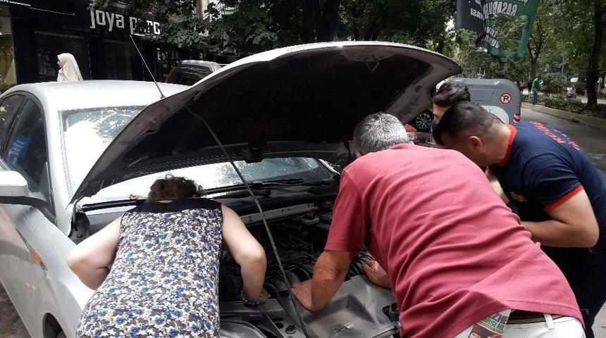 (&ouml;zel) Otomobilin Motor Kısmına Giren Kedi Herkesi Seferber Etti