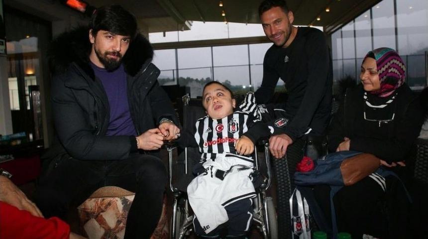 Beşiktaş, &Ouml;zel Konuğu D&uuml;zceli Uzun&rsquo;u Ağırladı