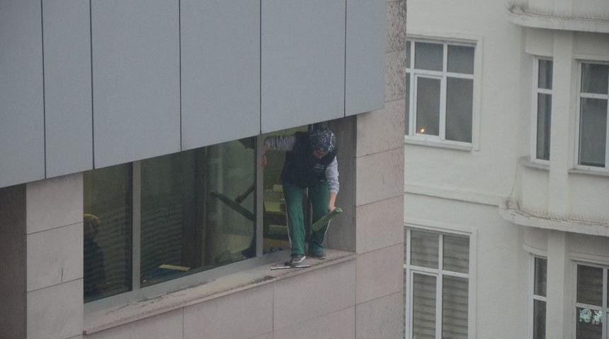 Temizlik&ccedil;i Kadınlar &Ouml;l&uuml;m&uuml; Hi&ccedil;e Saydı