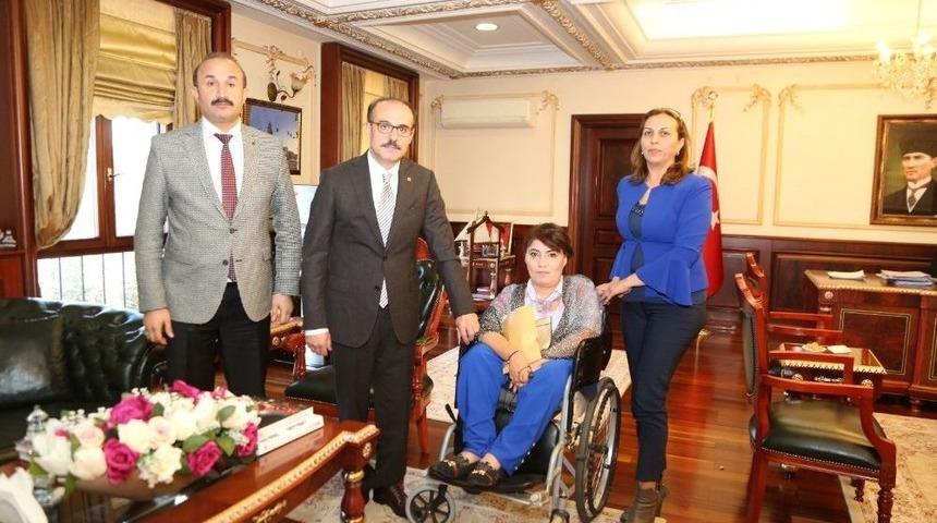 Engelli Kadın Ağzıyla Yaptığı Tablolardan Elde Ettiği Geliri Mehmet&ccedil;iğe Bağışladı