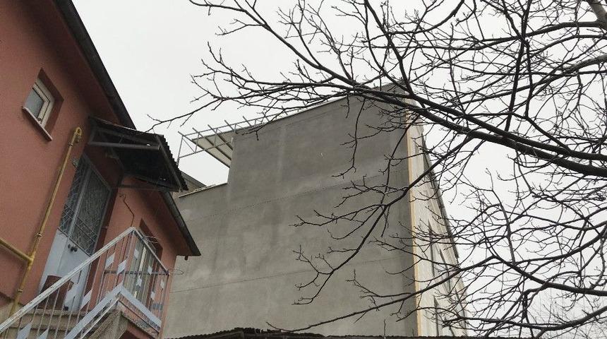 Kız Öğrenciyi Ölümden Sırtındaki Çantası Kurtardı