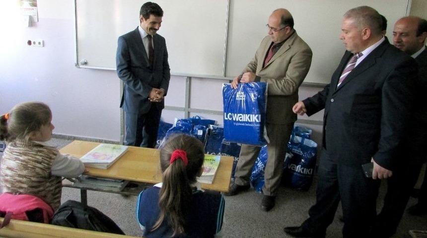 Araban&rsquo;da 3 Bin 100 &Ouml;ğrenciye Kıyafet Yardımı