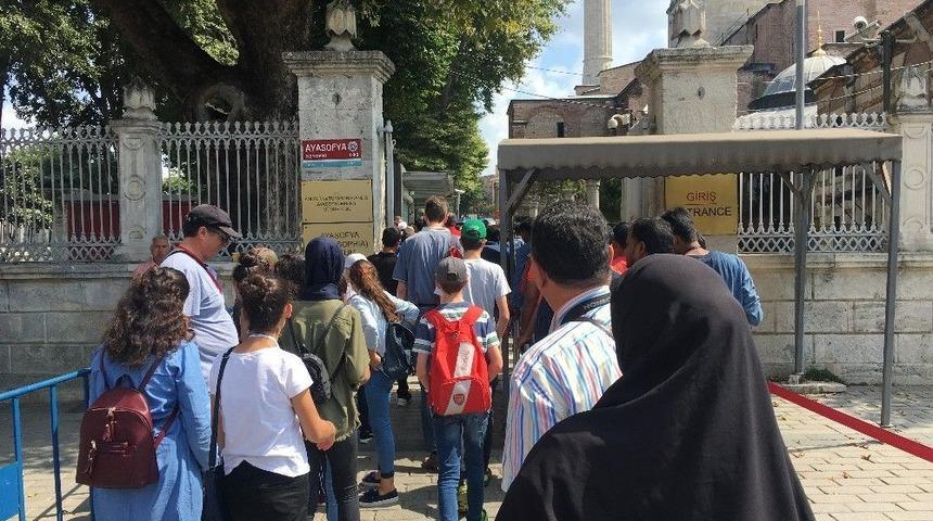 İstanbul Tatiliyle &Ouml;d&uuml;llendirilen Hintli &Ccedil;alışanlar Tarihi Yarımadaya Akın Etti