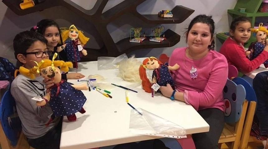 &Ccedil;ocuklar Oyuncak M&uuml;zesi&rsquo;nde Kendi Bebeklerini Yapıyor