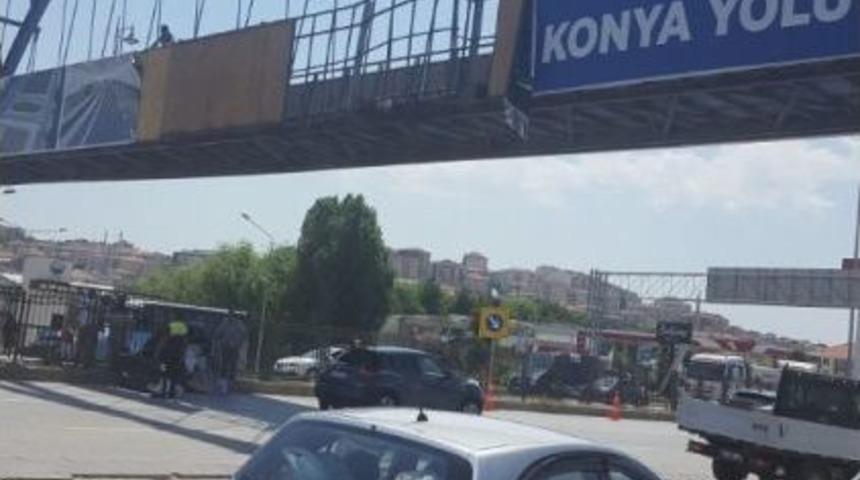 Kamyon Dorsesi &Uuml;st Ge&ccedil;ide Takıldı