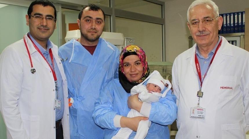 Ameliyatla Hayata D&ouml;nen Bebeğe Doktorlarının Adı Verild
