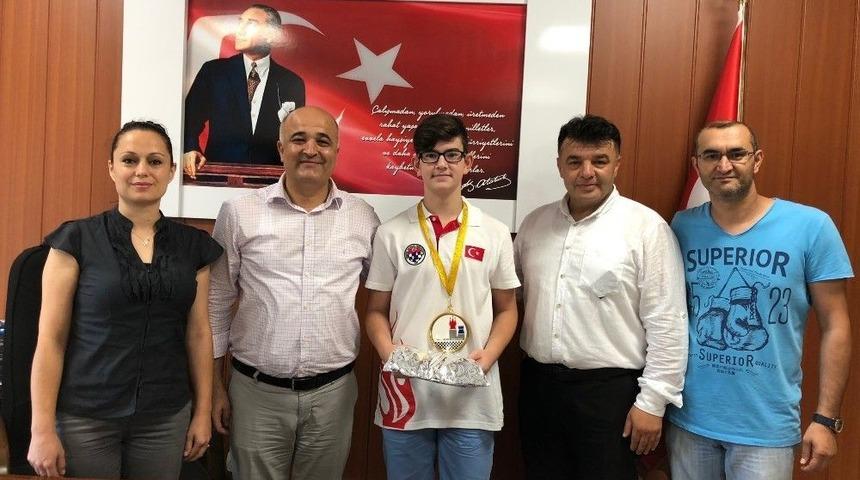 Kaymakam Eskioğlu, Şampiyon Öğrenciyi Ödüllendirdi