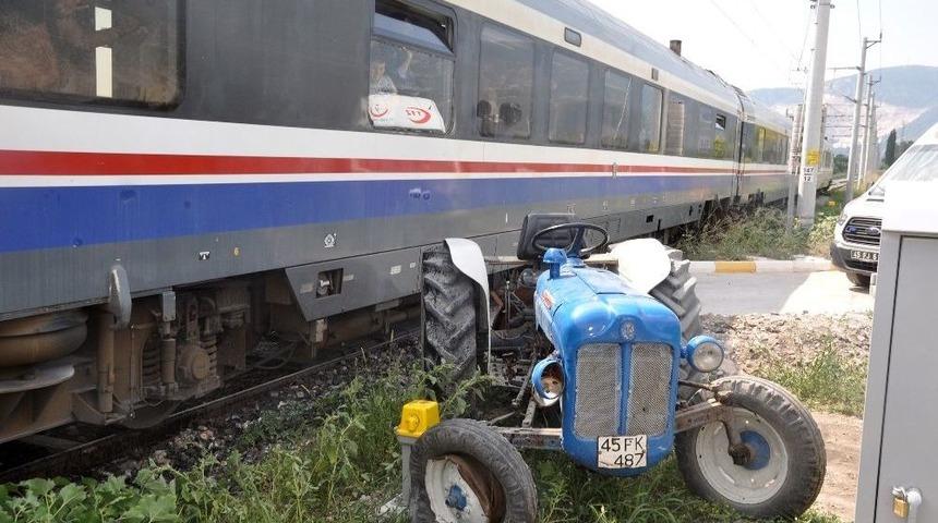 Tren Traktörle Çarpıştı: 2 Yaralı