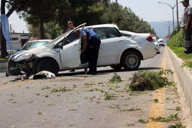 Beton Bariyere Çarpıp Karşı Şeride Geçti