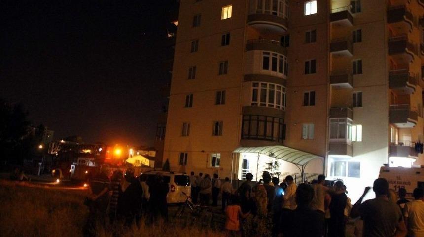 İntihar İçin Balkona Çıkan Kadını Polis İkna Etti