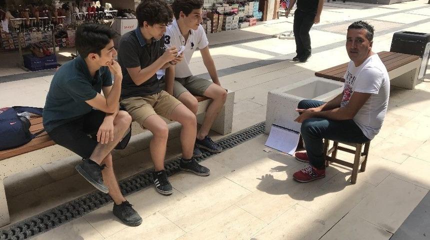 Harçlıklarını Dert Dinleyerek Kazanıyorlar