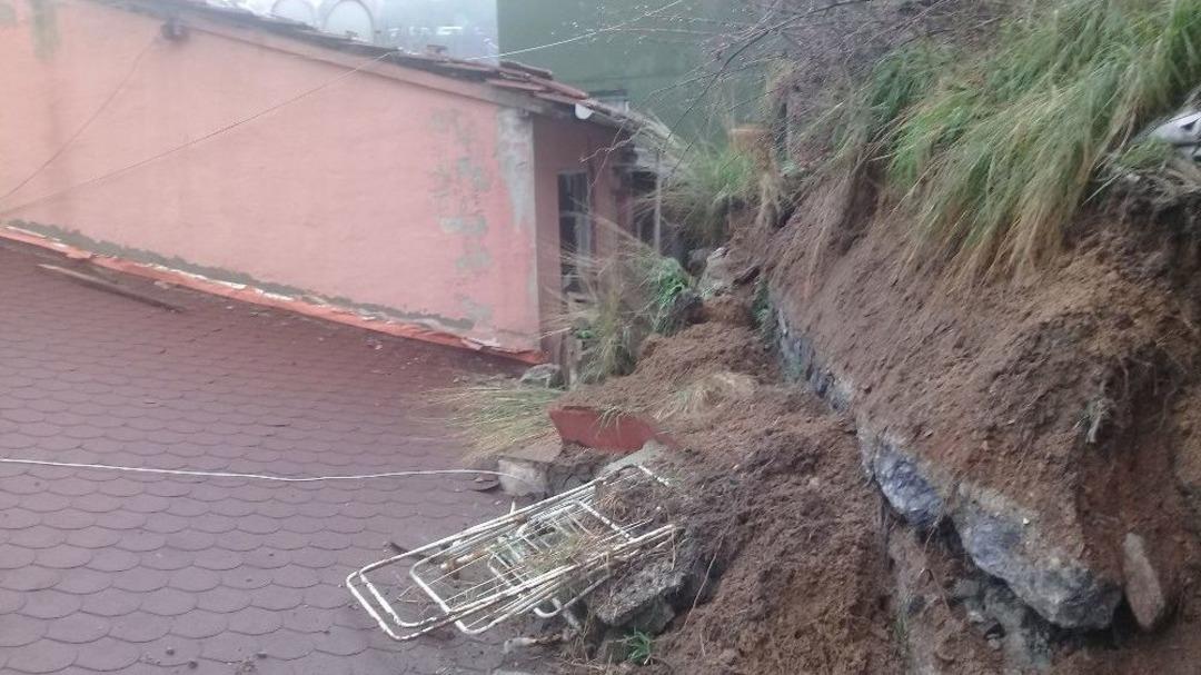 Bebek&rsquo;te İstinat Duvarı Gecekondunun &Uuml;zerine &Ccedil;&ouml;kt&uuml;