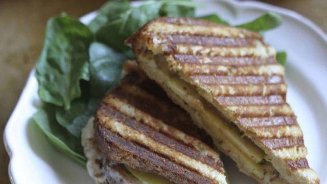 Elmalı ve Peynirli Tost