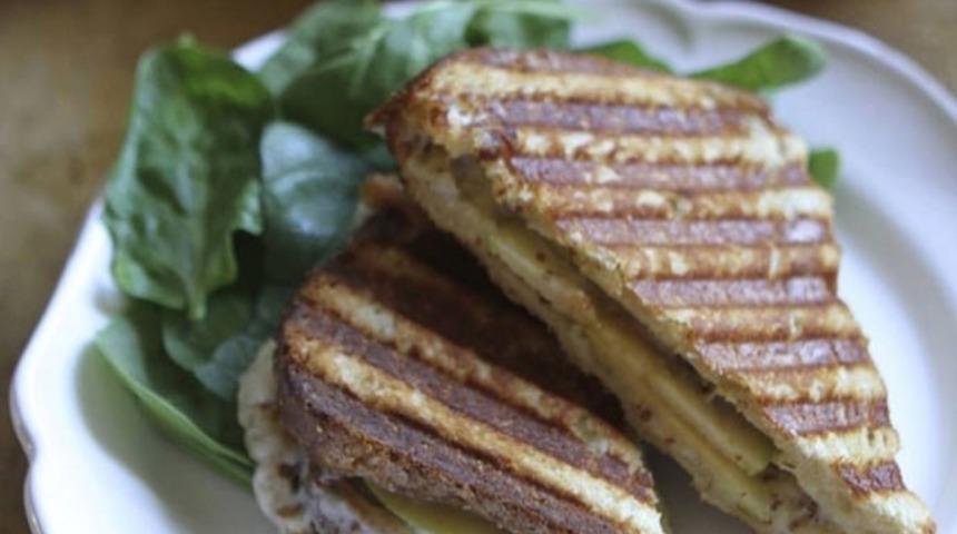 Elmalı ve Peynirli Tost