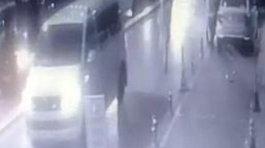 L&uuml;ks Minib&uuml;sten Taksi Şof&ouml;r&uuml;ne Silahlı Saldırı Kamerada