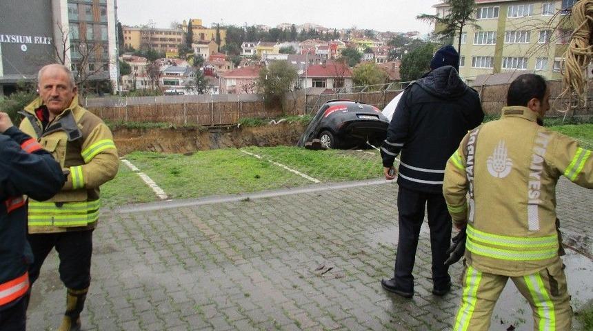 Kadık&ouml;y&rsquo;de Bir İnşaatın Temelinde Toprak Kayması Meydana Geldi
