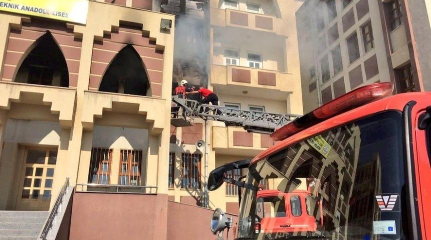 Okulda &Ccedil;ıkan Yangın Korkuttu