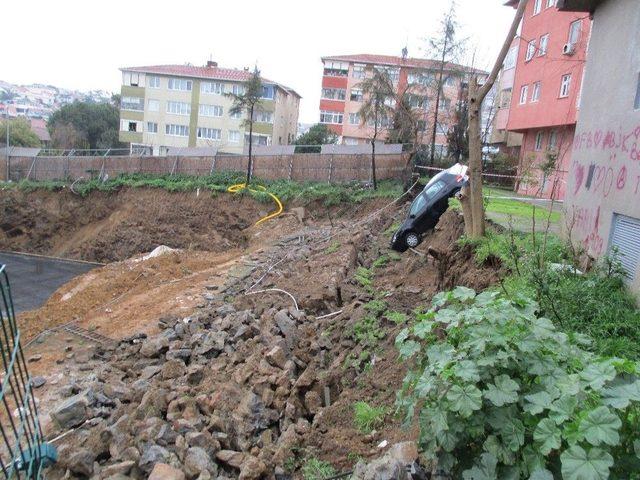 Kadıköy’de Bir İnşaatın Temelinde Toprak Kayması Meydana Geldi