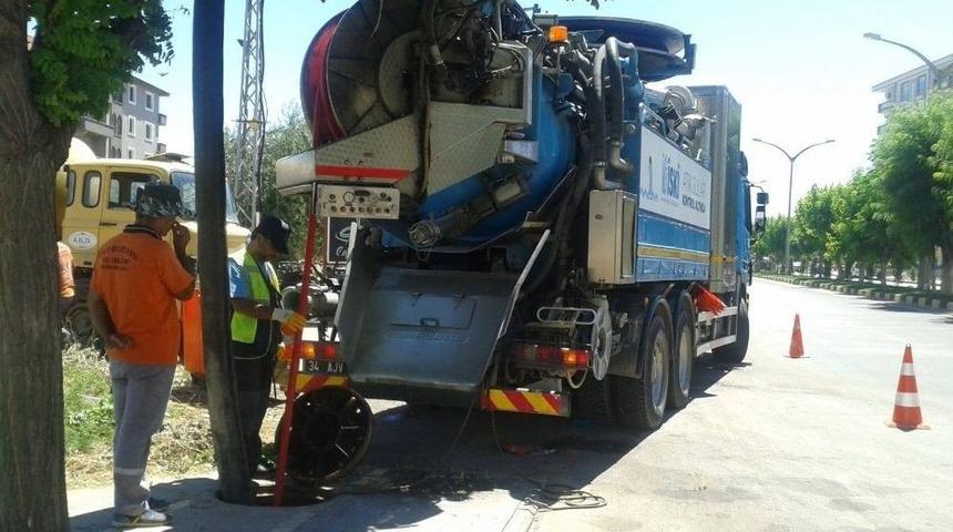 Kanalizasyon Hatlarının Temizliği Devam Ediyor