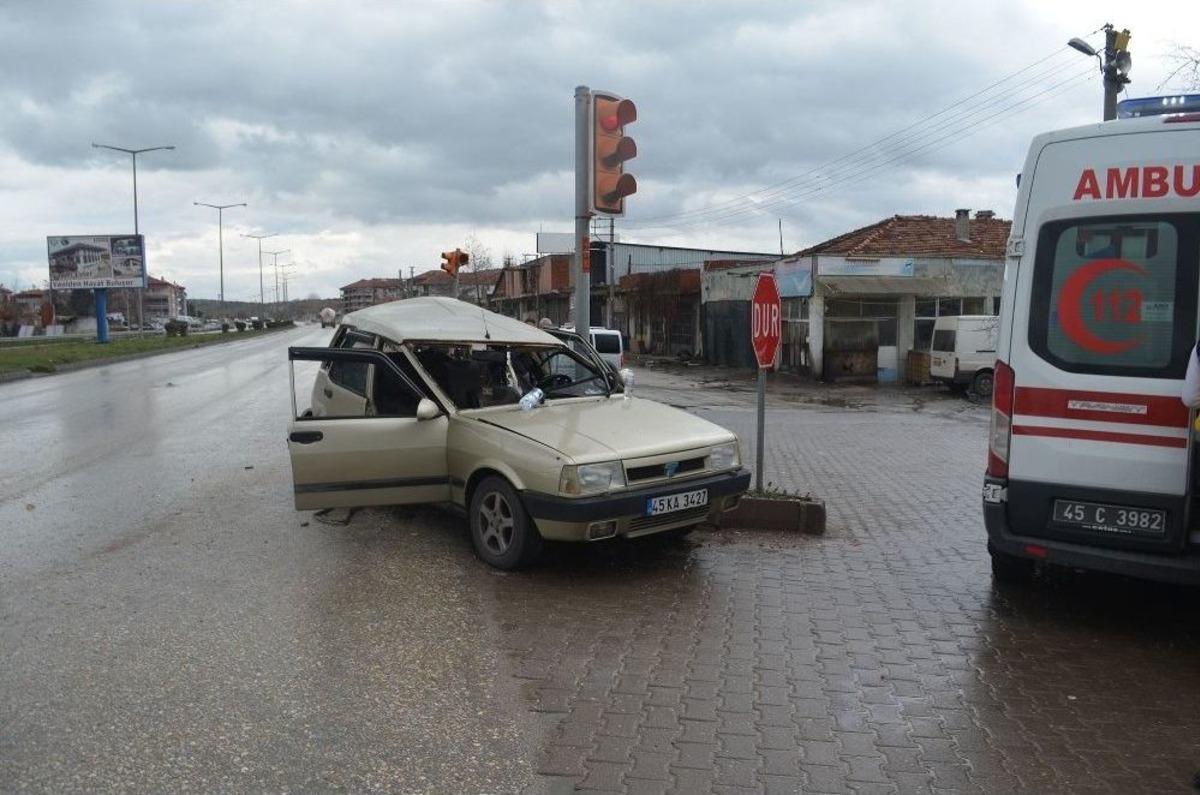 Tır Otomobile Arkadan &Ccedil;arptı: 2 Yaralı