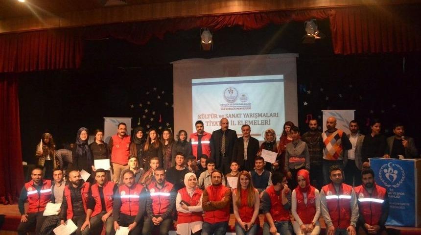 Van&rsquo;da &lsquo;gen&ccedil;lik Merkezleri Arası Tiyatro Yarışması&rsquo; Sona Erdi