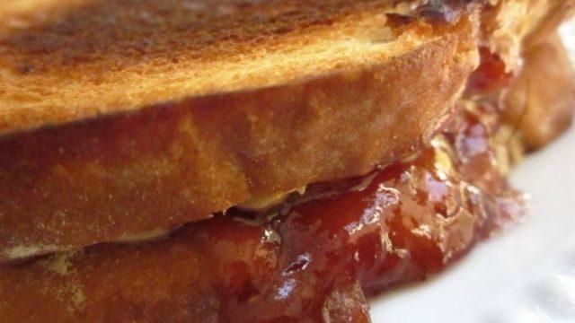 Yerfıstığı Ezmeli Reçelli Izgara Sandviç