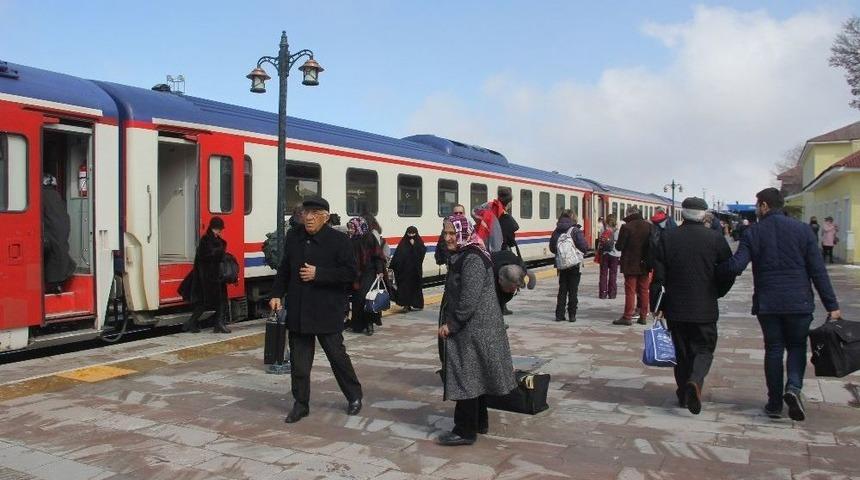 Doğu Ekspresi&rsquo;nde 40 Ka&ccedil;ak G&ouml;&ccedil;men Yakalandı