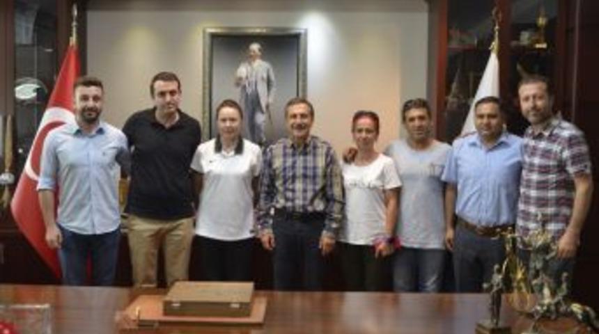 Tenis Kul&uuml;b&uuml; Y&ouml;neticileri Başkan Ata&ccedil;&rsquo;ı Ziyaret Etti