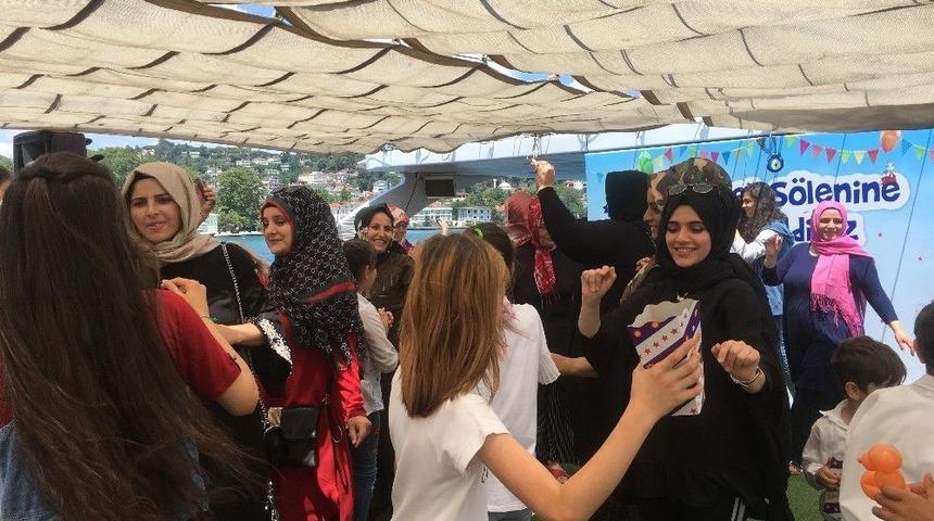 &Ccedil;ocuklarının S&uuml;nnetini Boğaz&rsquo;a Karşı Oynayarak Kutladılar