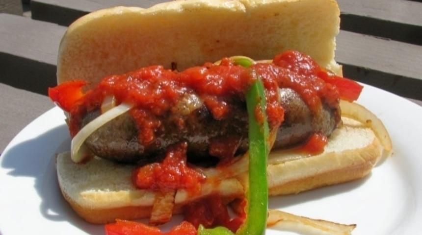 Domates Soslu Sosisli Sandviç