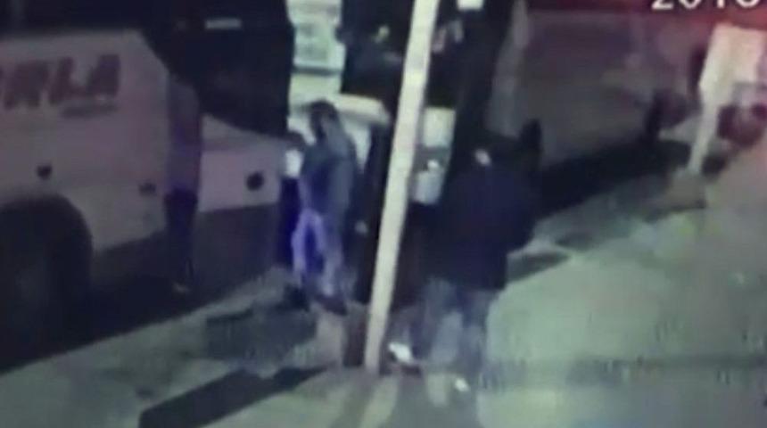 Fatih&rsquo;te Otob&uuml;ste M&uuml;şterilerin Parasını Gasp Eden Sahte Polisler Tutuklandı