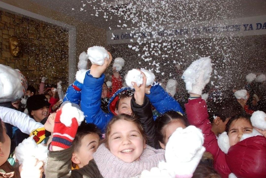 Kar Yağmayınca Pamuktan Kar Topu Yaparak Eğlendiler