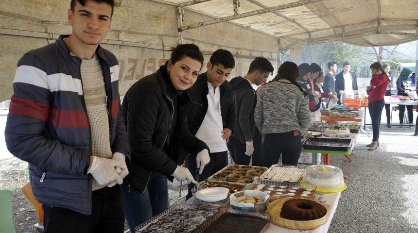 &Ouml;ğrenciler Mehmet&ccedil;ik Yararına Kermes D&uuml;zenledi
