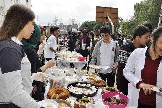 Öğrenciler Mehmetçik Yararına Kermes Düzenledi