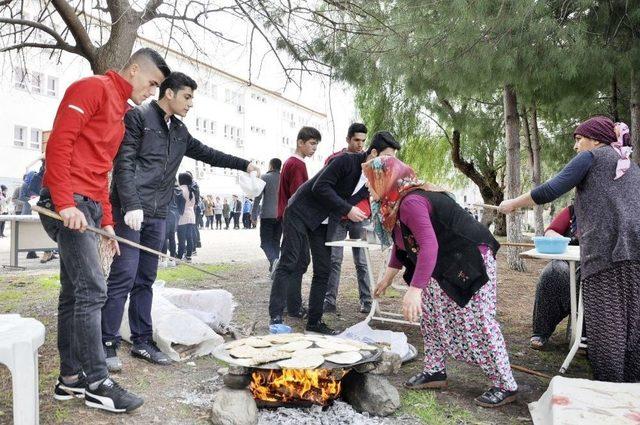 Öğrenciler Mehmetçik Yararına Kermes Düzenledi