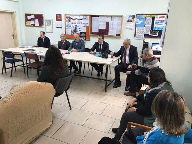 Burhaniye&rsquo;de Kaymakam &Ouml;ner &Ouml;ğrencilere Kitap Dağıttı 1