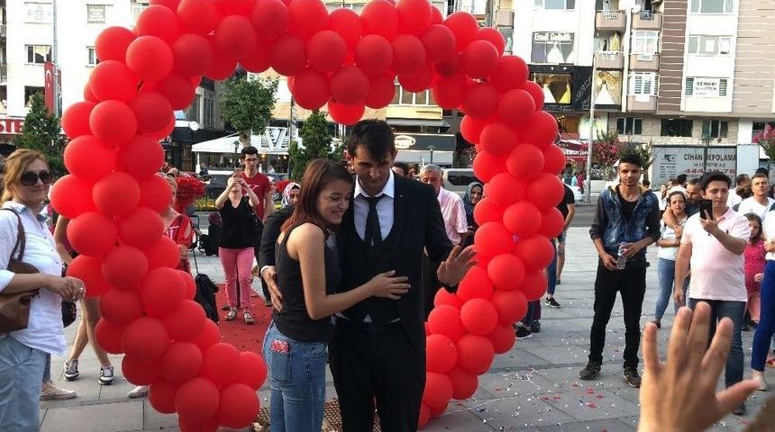 Doğum G&uuml;n&uuml; Hediyesi Meydanda Evlilik Teklifi