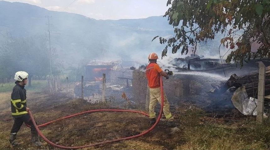 Köy Yangınına Yangın Helikopteri Müdahale Etti