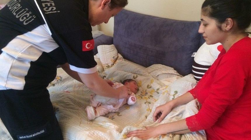 Burhaniye Belediyesi &lsquo;minik Eller&rsquo;i Tutuyor