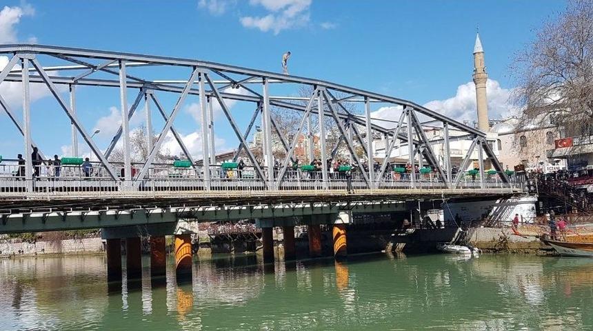 Manavgat K&ouml;pr&uuml;s&uuml;nden Tehlikeli Atlayış