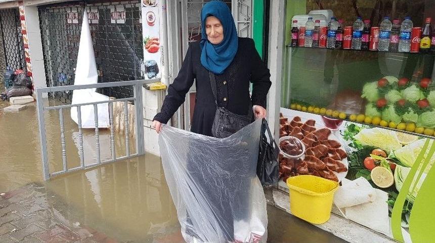 Evini Su Basan Yaşlı Kadın, Hastaneye Gidebilmek İ&ccedil;in &Uuml;zerine Poşet Giyerek Suya Girdi