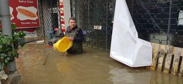 Evini Su Basan Yaşlı Kadın, Hastaneye Gidebilmek İçin Üzerine Poşet Giyerek Suya Girdi