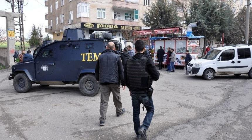 Y&ouml;netici, Tartıştığı Kapıcıyı Silahla Yaraladı