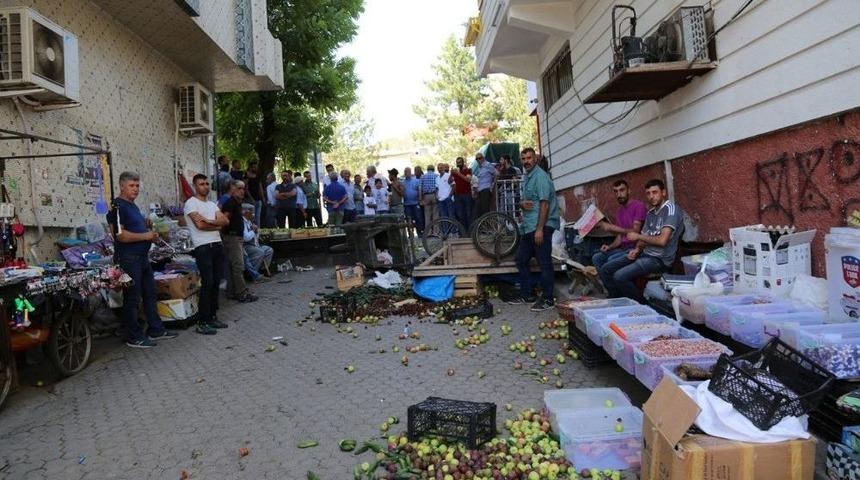 Sattıkları &Uuml;r&uuml;nlerinin Kaldırılması İstenince, Sokağa D&ouml;kt&uuml;ler