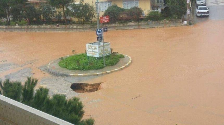Kuvvetli Sağanak Yolda G&ouml;&ccedil;&uuml;ğe Neden Oldu