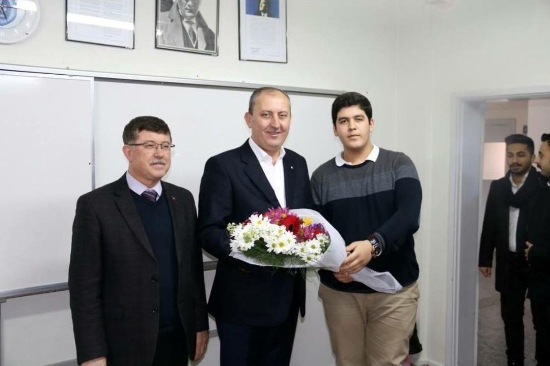 Başkan Işık&rsquo;tan Mesaj Atan &Ouml;ğrenciye S&uuml;rpriz