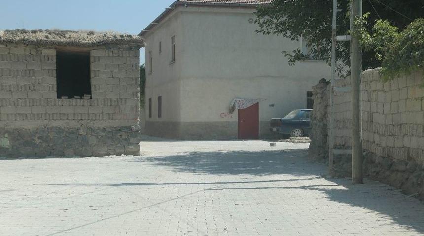 Develi Karaca&ouml;ren Mahallesinde Parke &Ccedil;alışmaları S&uuml;r&uuml;yor