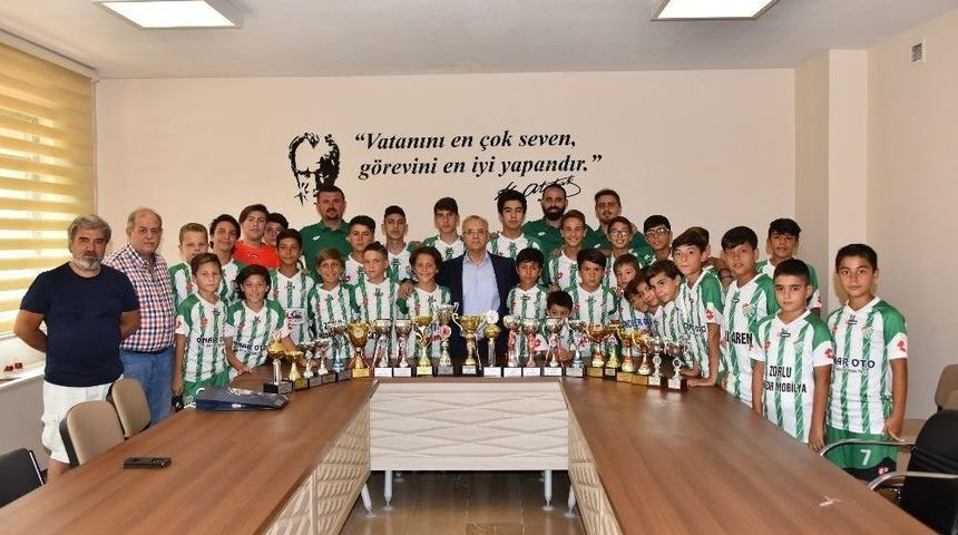 Kazandıkları Kupaları, Başkan Kayda&rsquo;ya G&ouml;t&uuml;rd&uuml;ler