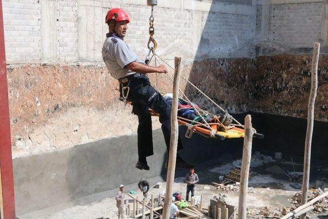 İnşaat Ustasının Kafasına Briket Düştü