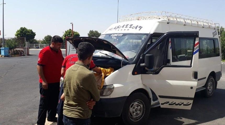 Minib&uuml;s&uuml;n Motor Kısmına Giren Kediyi İtfaiye &Ccedil;ıkarttı